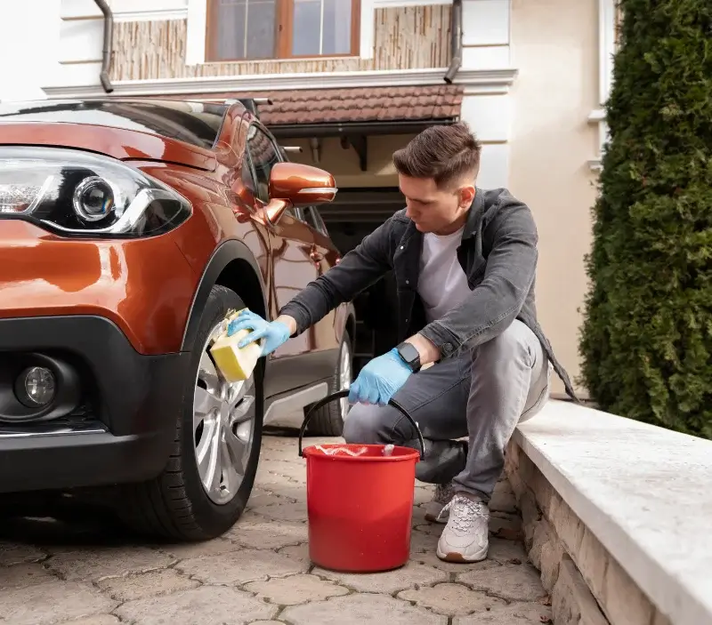 Lavage auto à domicile Guéreins : professionnel intervenant sur un véhicule